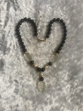 🍀VTG Art Deco Glass Black Bead Carved Leaf Pendant Necklace
